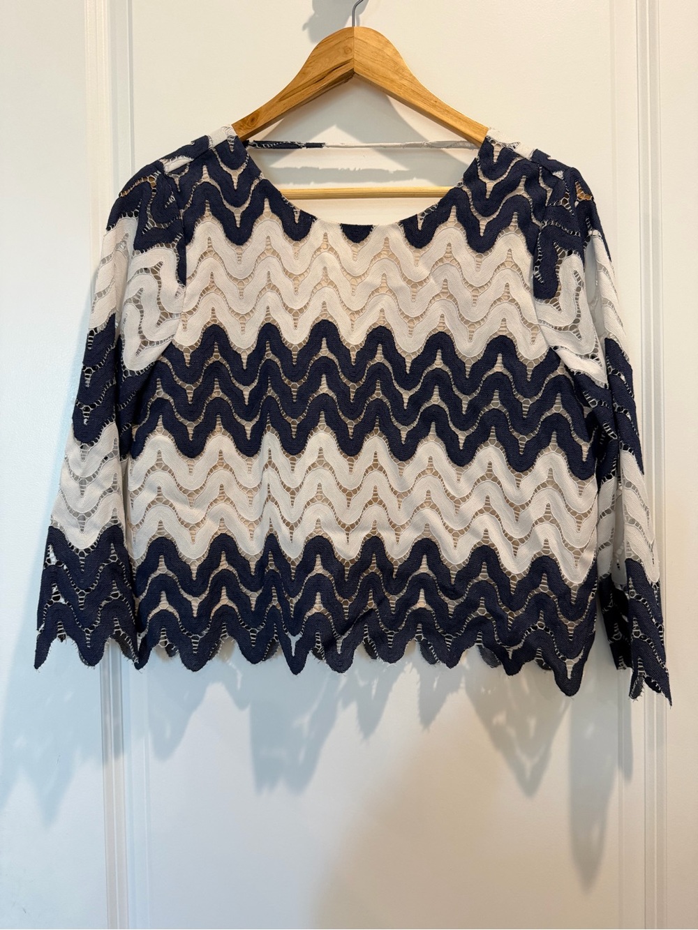 BCBGMAXAZRIA Max Azria Lace Chevron Crop Top XS Navy Ivory